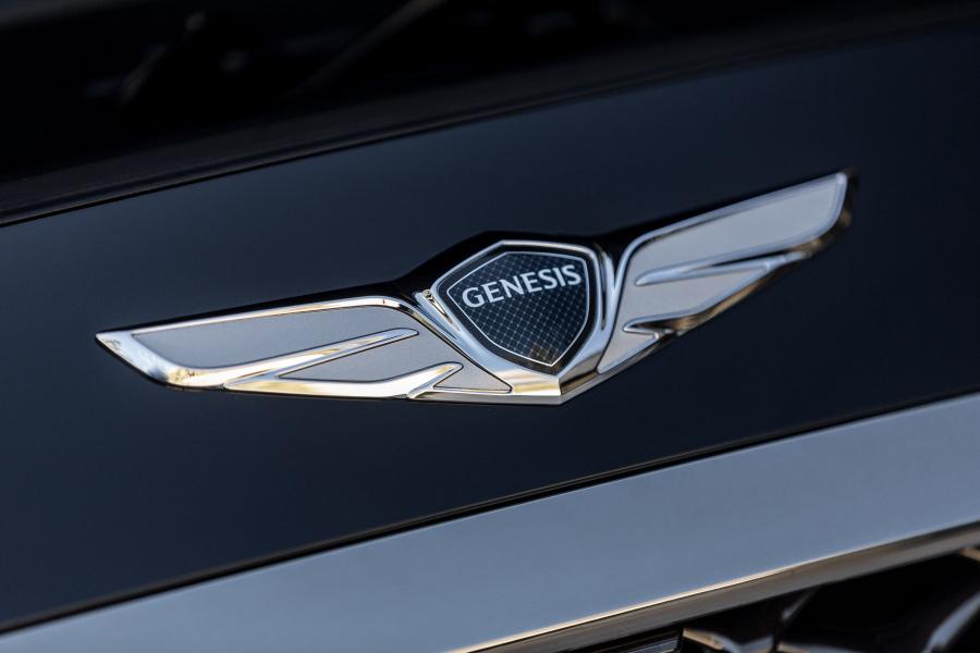 Логотип Genesis G80 Sport 2017 года  (NA) (фото 93 из 94)
